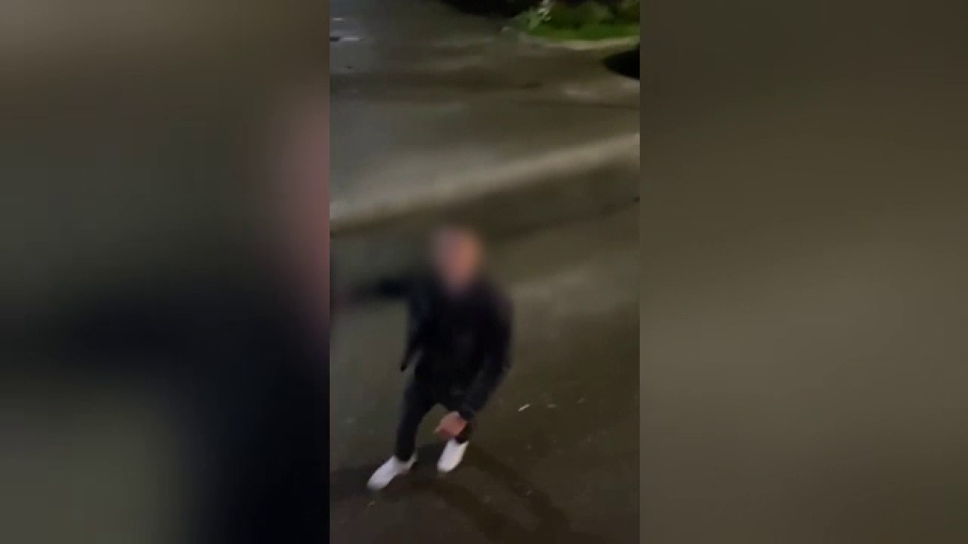 Un interlop a fost filmat când a tras cu pistolul în parcarea unui club din Argeș și a amenințat câțiva tineri. VIDEO