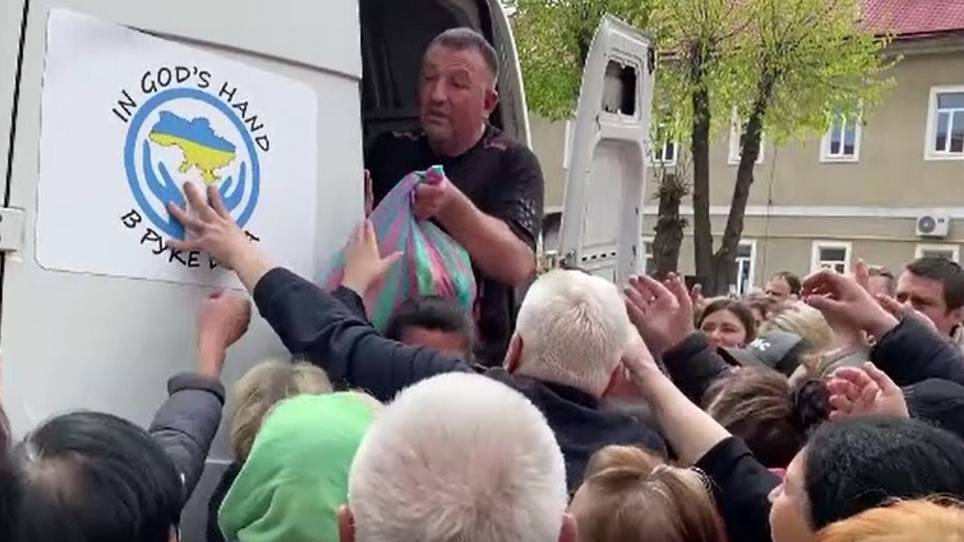 Disperare în Cernăuți. Mii de oamenii s-au înghesuit pentru a primi mâncare adusă din România