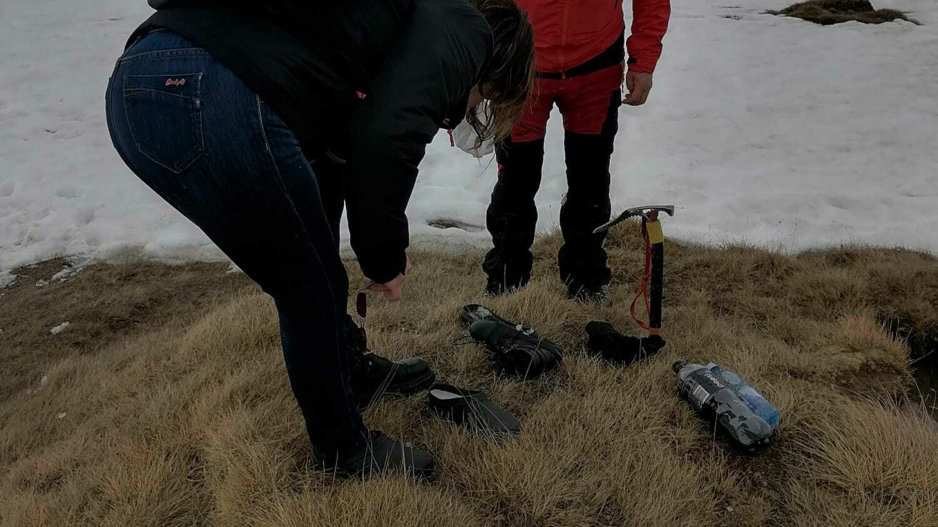 Zeci de turiști au urcat pe munte în blugi și pantofi. Au ajuns la epuizare sau fără încălțăminte și au apelat la Salvamont