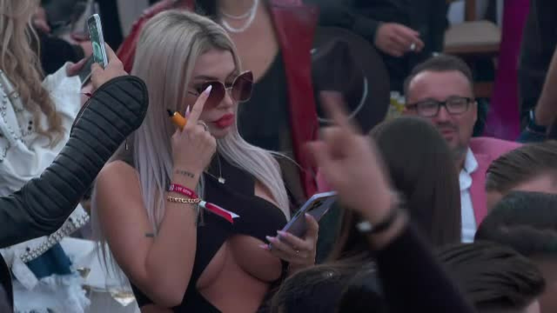 Șampanie cu roaba, artificii și ținute alese în Mamaia, de 1 mai. În cluburi au evoluat dansatori costumați