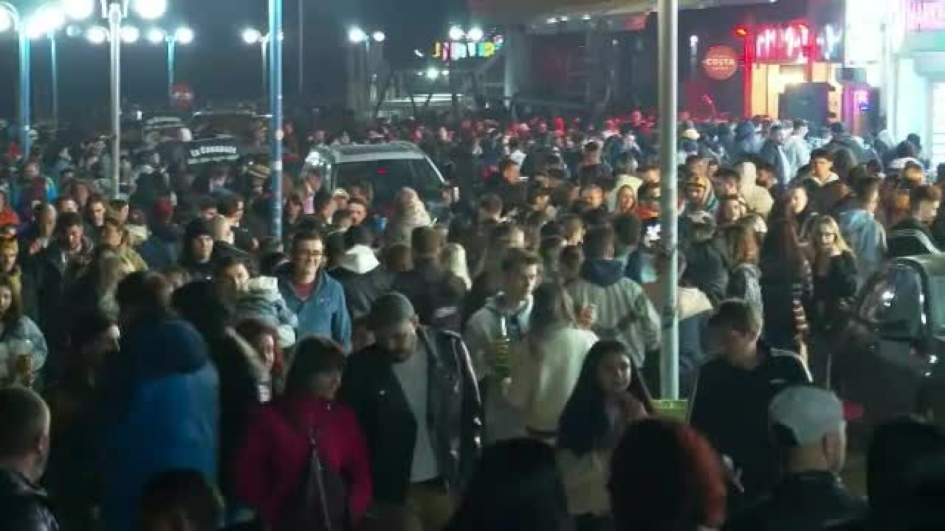 Petrecere uriașă pe străzile din Vama Veche. Tânăr: „Aş veni aici cu lunile aici”