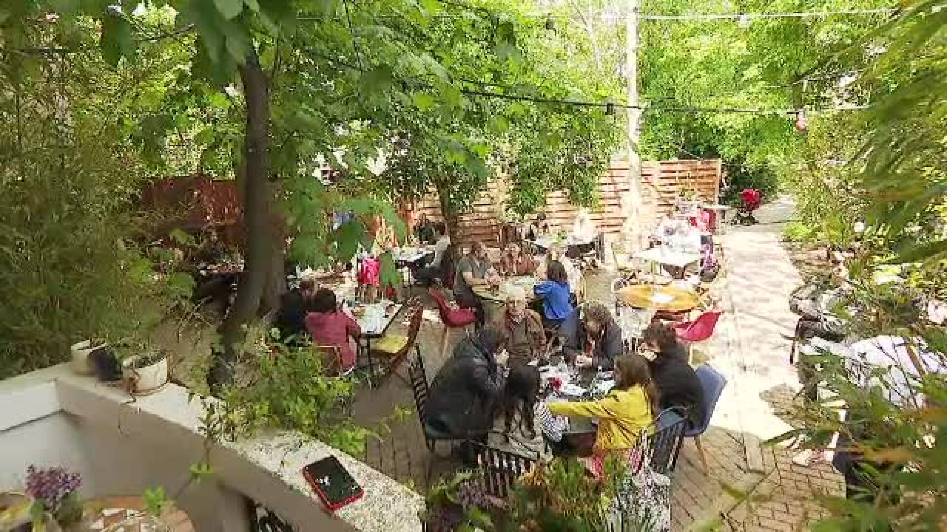 Cei care n-au ajuns nici la mare nici la munte de 1 mai s-au relaxat la terase și în parcuri