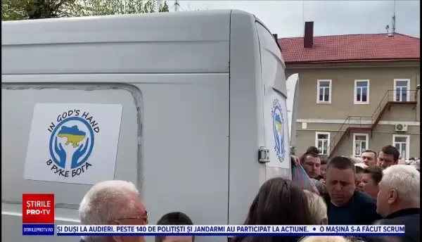 Disperare în Cernăuți. Mii de oamenii s-au înghesuit pentru a primi mâncare adusă din România