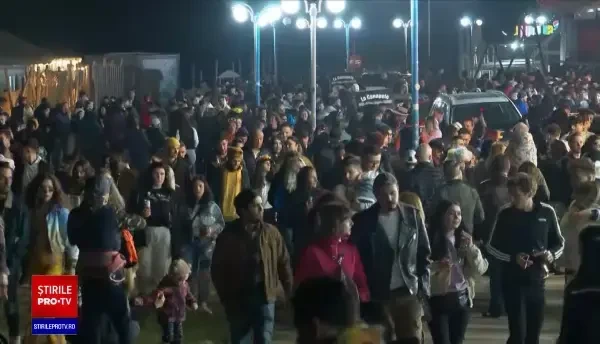 Noapte albă în Vama Veche. Terasele și plajele au fost luate cu asalt de mii de tineri