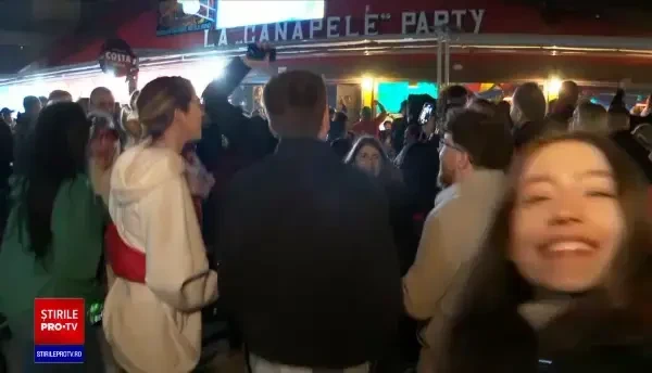 Petrecere uriașă pe străzile din Vama Veche. Tânăr: „Aş veni aici cu lunile aici”