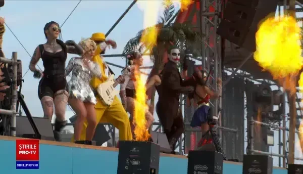 Șampanie cu roaba, artificii și ținute alese în Mamaia, de 1 mai. În cluburi au evoluat dansatori costumați