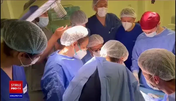 Fetița de 5 ani cu insuficiență hepatică severă a fost supusă unui transplant de ficat. Ce spun medicii care au operat-o