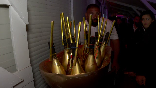 Notele de plată au depășit și 100.000 de euro la Mamaia, de 1 Mai. Cât au plătit tinerii pentru o roabă de șampanie