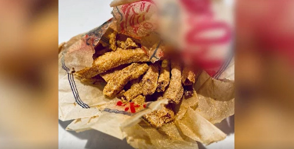 Un cuplu din Chicago a găsit în peretele casei o pungă de cartofi prăjiți veche de peste 60 de ani