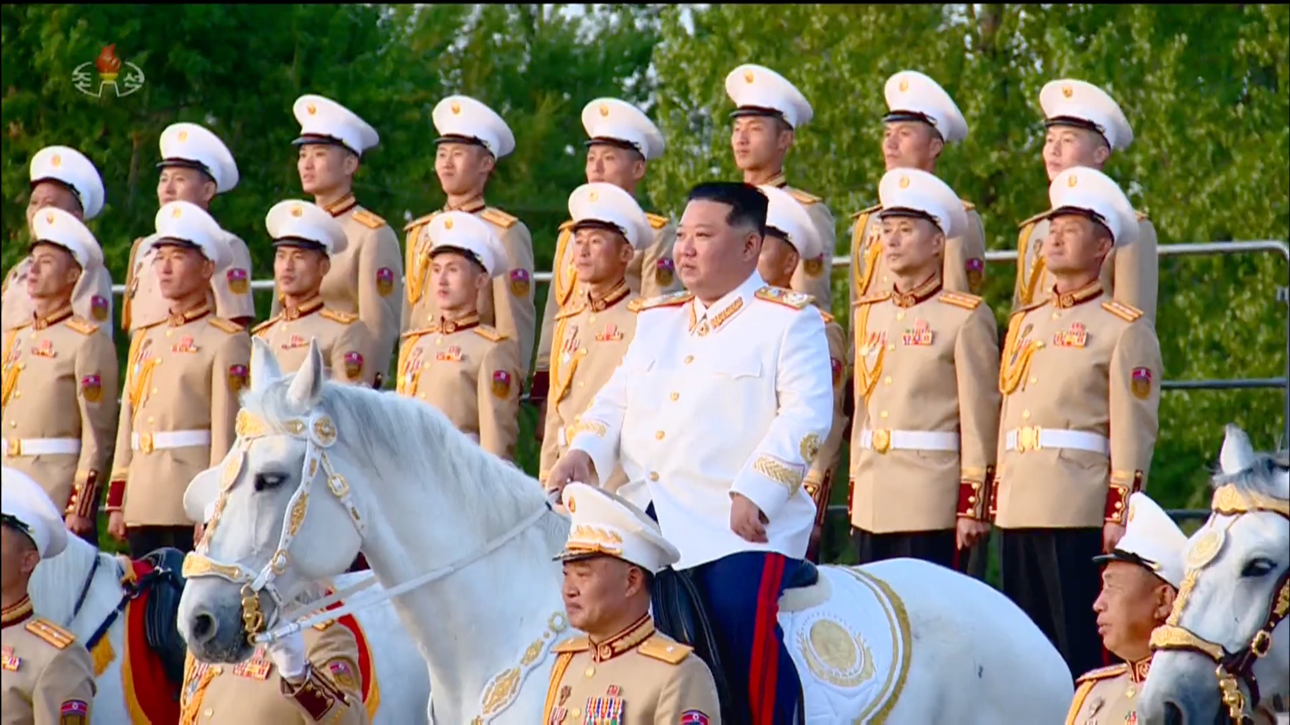 FOTO. Kim Jong Un s-a urcat pe cal un cal alb la o paradă militară din Coreea de Nord