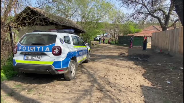 Un copil de numai 1 an a murit după ce a căzut în albia unui pârâu de lânga casă. Mama sa îl culcase într-o cameră