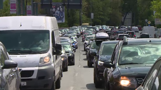 Cozi de kilometri întregi pe DN1 din București spre Ploiești. Cauza traficului dificil