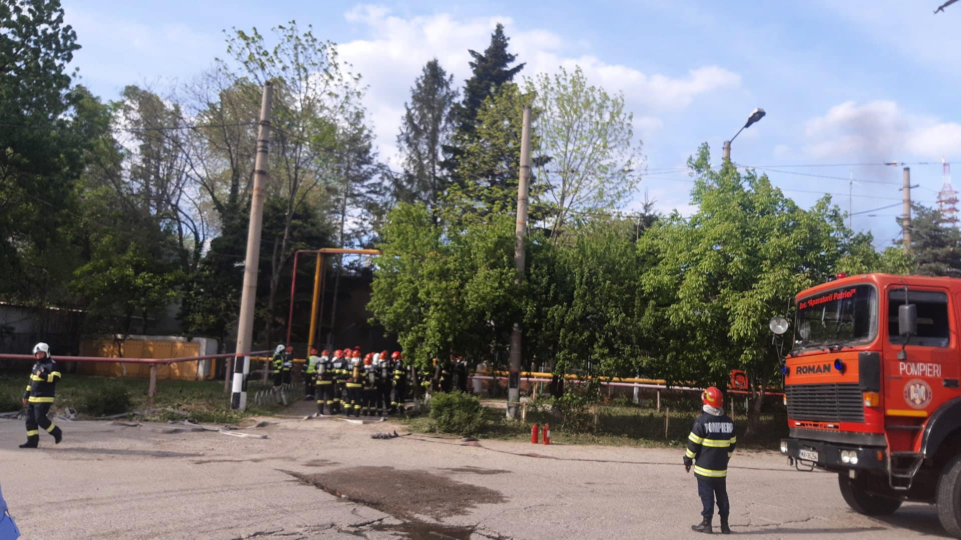 Circulația mai multor tramvaie si troleibuze, oprită în zona Piața Sudului din cauza unui incendiu la o substație electrică