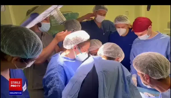 Rebeca, fetița de 5 ani cu insuficiență hepatică severă, este în stare stabilă după operație