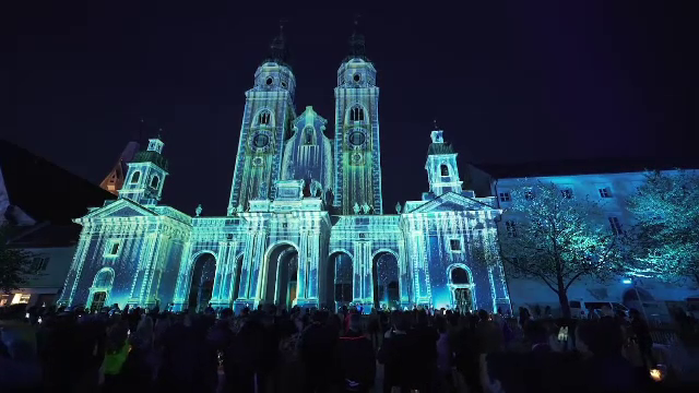 Omagiul adus apei și spectacol de lumini în orășelul Brixen din Italia