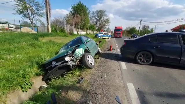 Accident provocat de o șoferiță care a întors fără să se asigure. Trei mașini au fost avariate