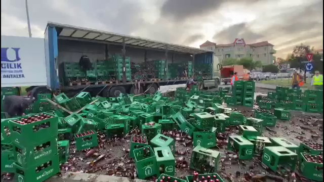 Cum a pierdut un șofer de TIR jumătate din sticlele de bere pe care le transporta