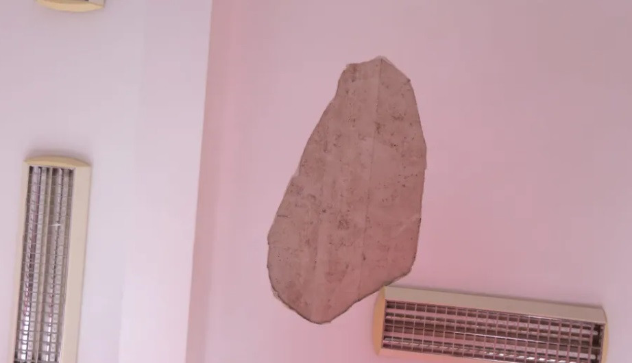 Tavanul dintr-o clasă din Craiova a căzut în timpul orelor