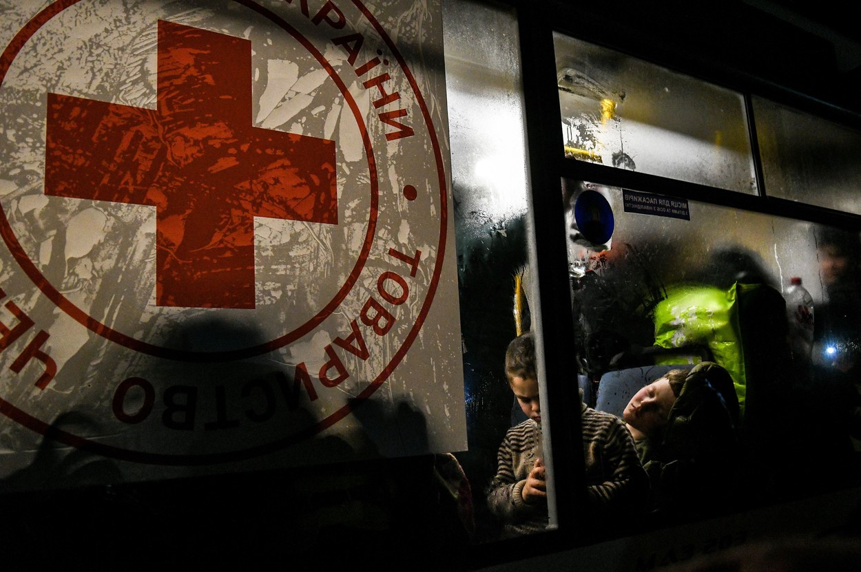Ucraina: Trupele ruse evacuează cadavrele civililor din Mariupol în camioane cu inscripţia „ajutor umanitar”