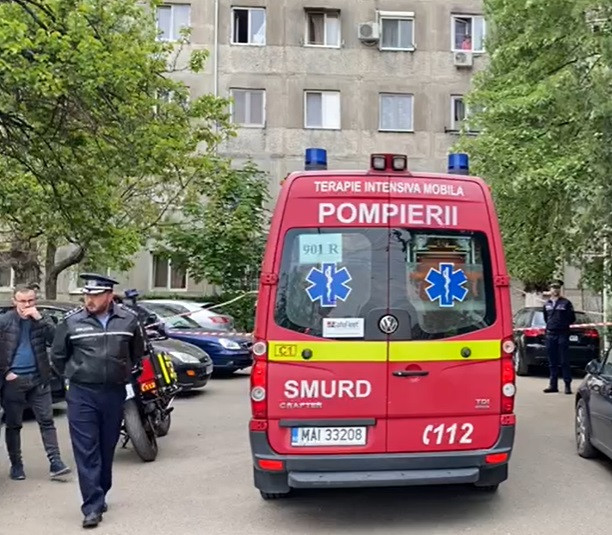 O femeie din Timișoara s-a aruncat de pe un bloc cu cei doi copii în brațe. Toți trei au murit