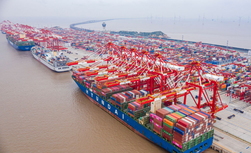 Produsele comandate din China ar putea ajunge cu multe săptămâni întârziere. Motivul pentru care portul Shanghai este blocat