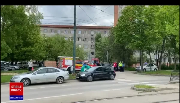 O femeie din Timișoara s-a aruncat de pe un bloc cu cei doi copii în brațe. Toți trei au murit