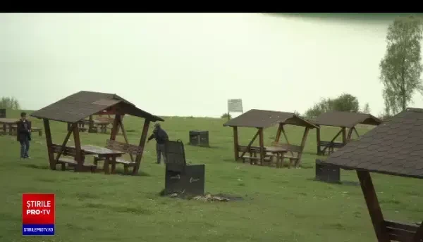 Mormane de gunoi lăsate în urmă după grătarele la iarbă verde de 1 mai. Ambalaje și cauciucuri lăsate în urmă de petrecăreți