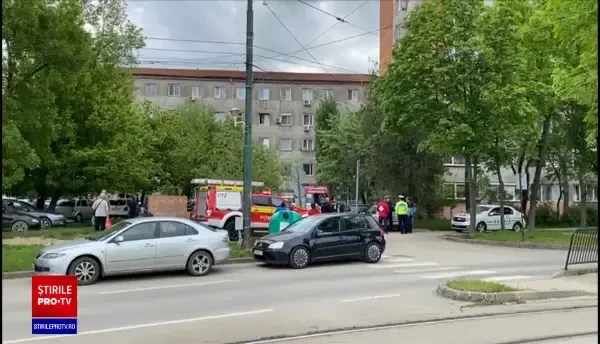 Cine era femeia din Timișoara care s-a aruncat de pe bloc cu cei doi copii. Îi ducea la grădiniță, dar s-a întors din drum