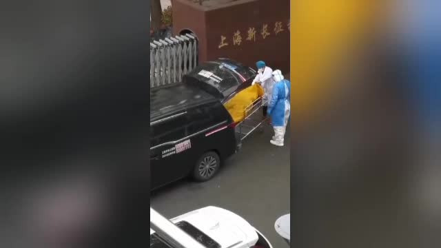 Angajații unei firme de pompe funebre transportau un sac mortuar când au observat că persoana din interior se mișcă