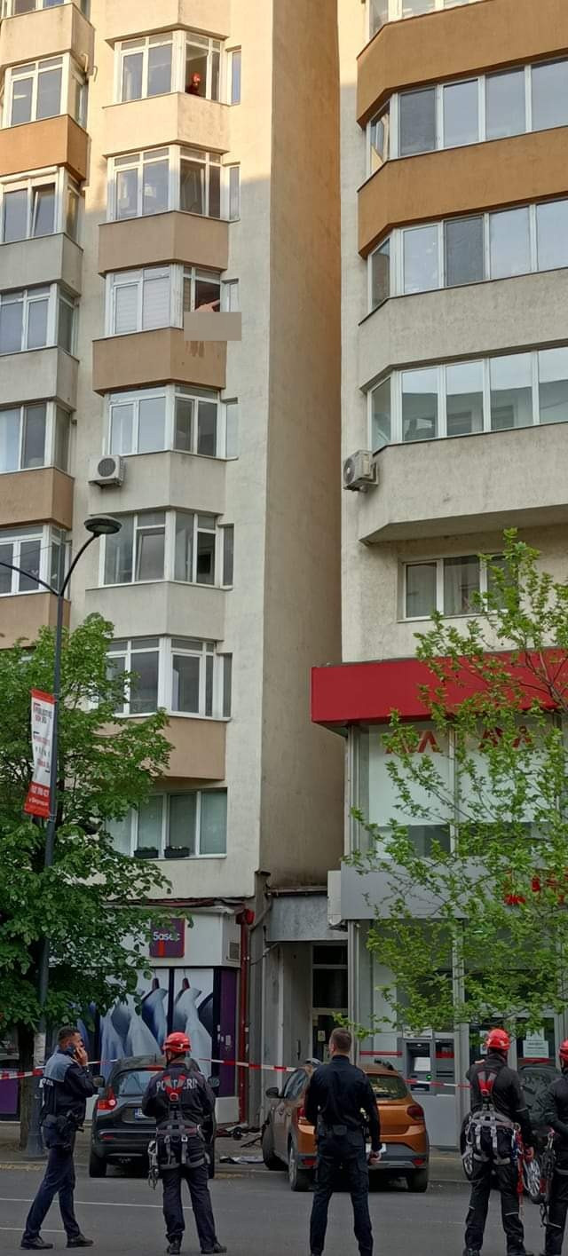 barbat dezbracat balcon