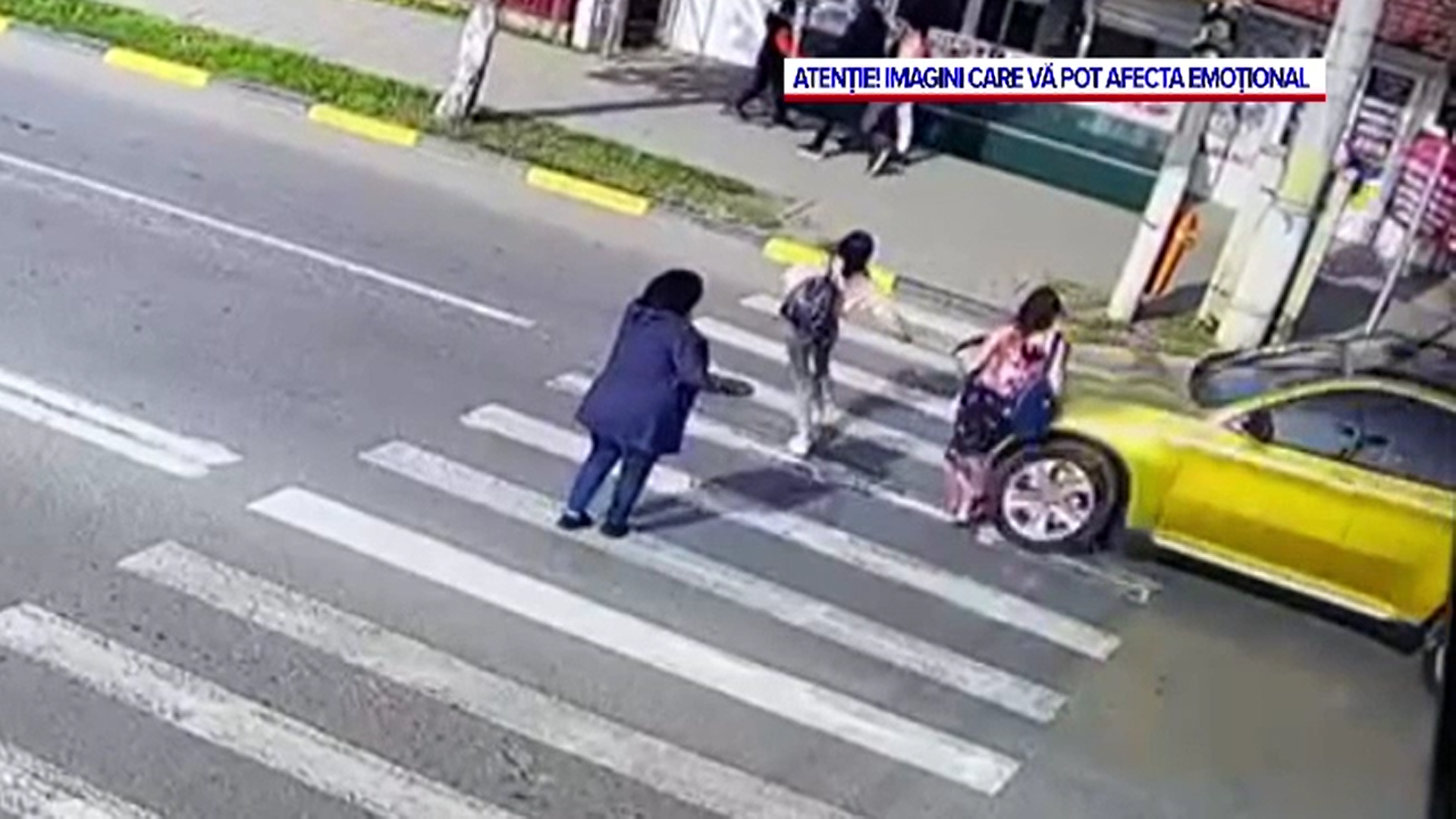 Două eleve din Tecuci au fost lovite de o mașină pe trecerea de pietoni