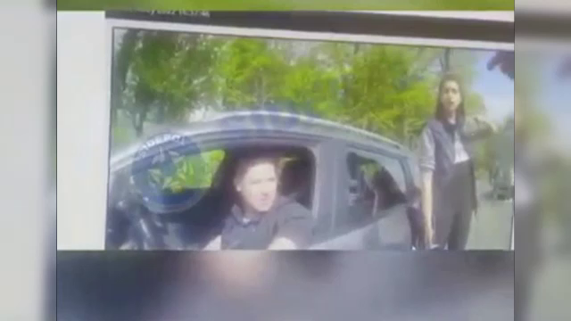 Un șofer a fost încătușat de polițiști, în București. Agenții i-au spart geamul după ce au fost amenințați. VIDEO