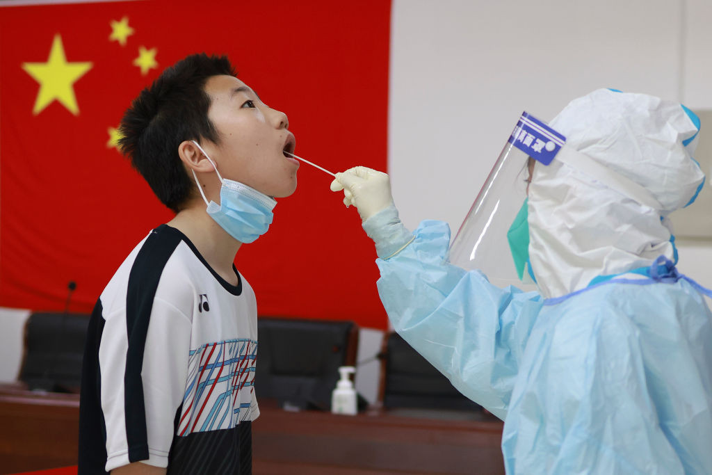 Chinezii cu Covid pot merge acum la muncă, dacă sunt „asimptomatici şi uşor simptomatici”. Schimbarea radicală „zero COVID”