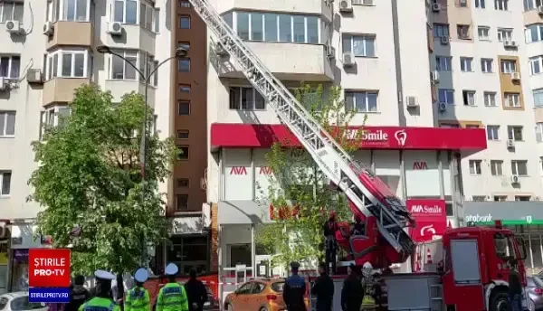 Un bărbat amenința că sare de la etaj
