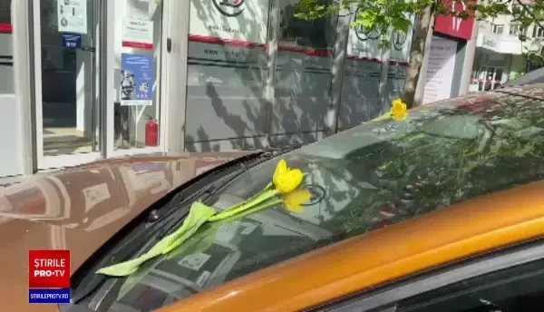 Bărbatul care amenința că sare de la etaj a aruncat obiecte pe geam