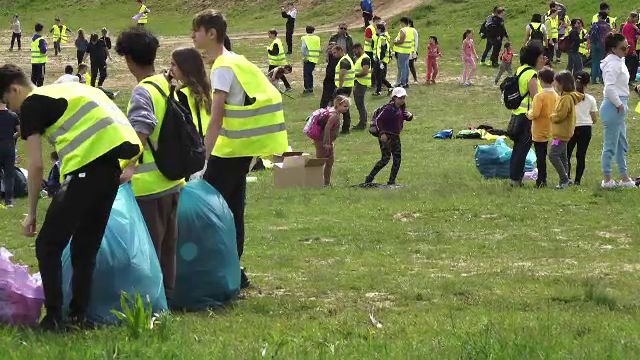 Peste o mie de tone de gunoaie au fost strânse de voluntari într-o pădure de lângă Reghin