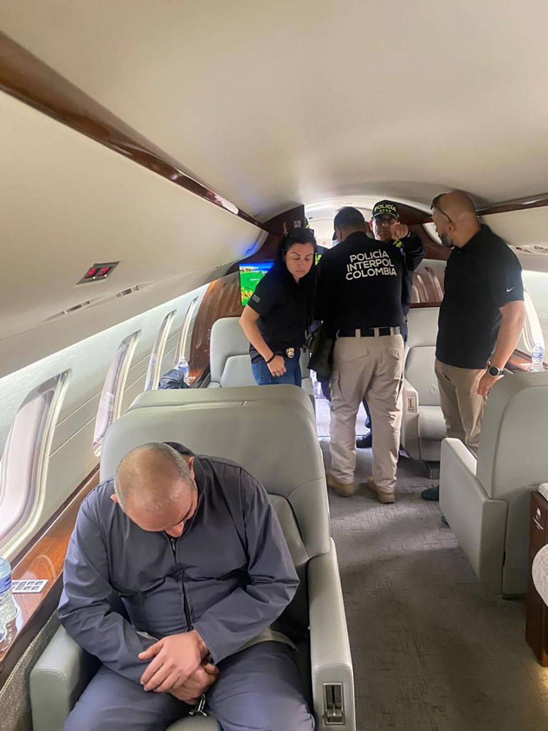 Cel mai periculos traficant de droguri din lume, extrădat de Columbia în SUA. A fost escortat de un convoi uriaș de blindate