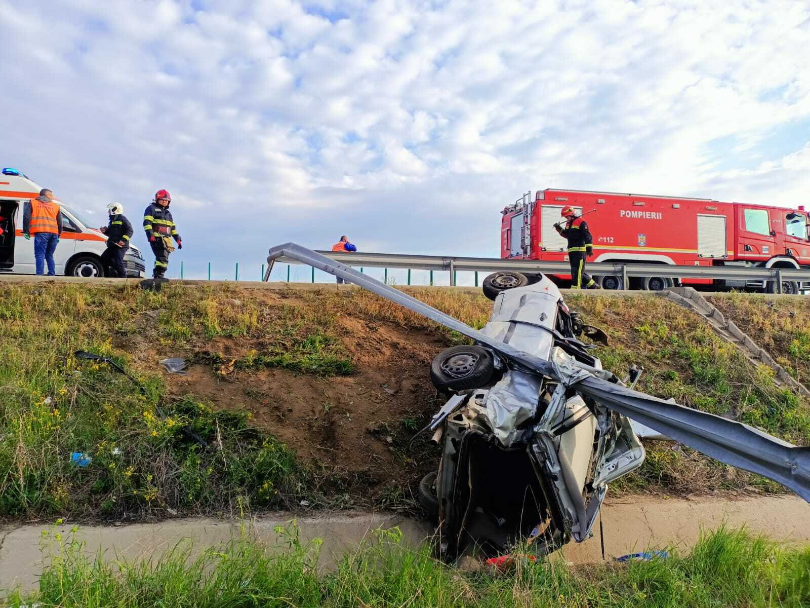 Accident pe autostrada A2. O maşină cu 4 persoane, printre care și 2 copii, s-a răsturnat pe câmp