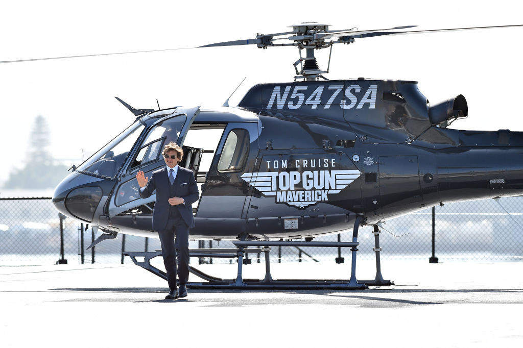 Tom Cruise a venit la premiera "Top Gun: Maverik" cu un elicopter pilotat chiar de el. VIDEO
