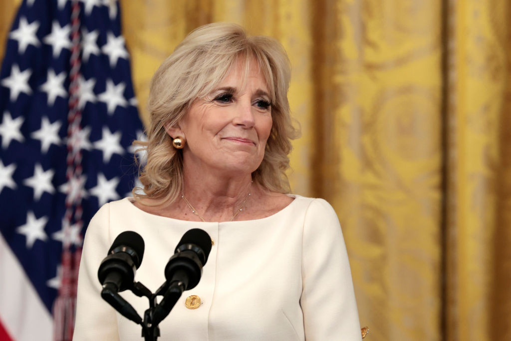 Jill Biden, profesoară de limba engleză și Prima Doamnă. Va ajunge vineri la București