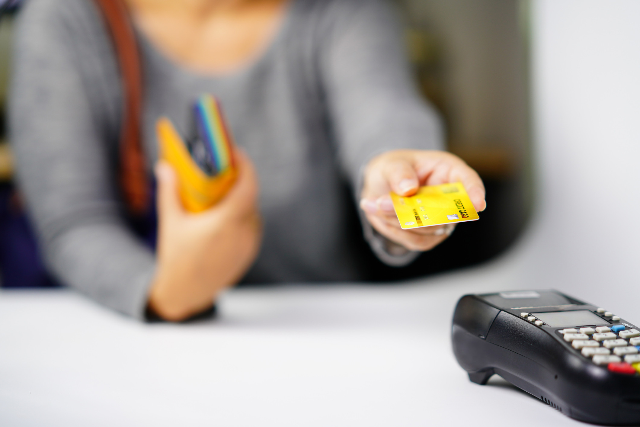 Renunțarea la numerar stârnește controverse în Elveția. Clienții cer revenirea la plățile cash