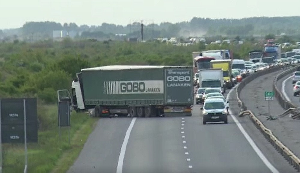 Accident pe Autostrada București - Pitești. Două persoane au fost transportate la spital
