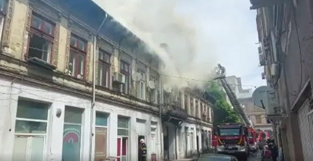 Incendiu puternic în București. Un imobil a luat foc în spatele magazinului Cocor