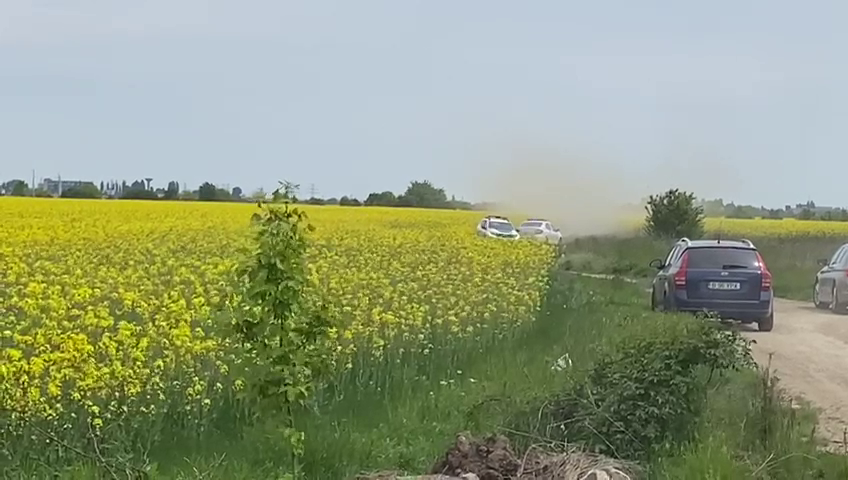 Maşină arsă, cu fragmente de oase umane în interior, descoperită pe un câmp din județul Ilfov