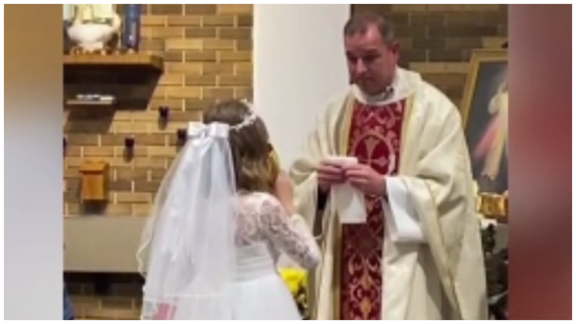 O fetiță de șapte ani din SUA a devenit virală pe internet după ce a băut vin la prima sa împărtășanie