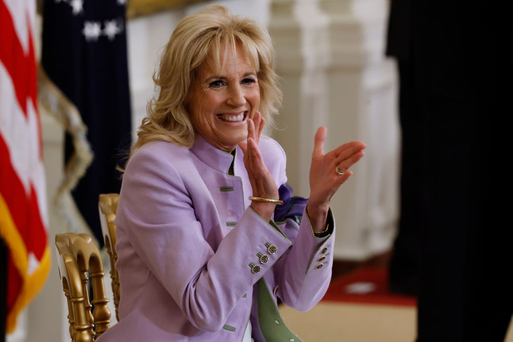 Cadoul adus de Jill Biden soldaților americani de la baza militară Mihail Kogălniceanu. Prima doamnă a SUA, ovaționată