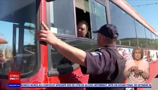 Protest într-o comună din Iași pentru că transportul e prea scump și prost. „Plouă în autobuze”