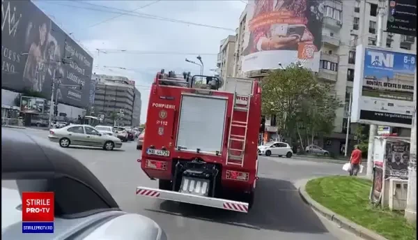 Incendiu puternic în București. Un imobil a luat foc în spatele magazinului Cocor