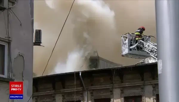Incendiu puternic în București. Un imobil a luat foc în spatele magazinului Cocor