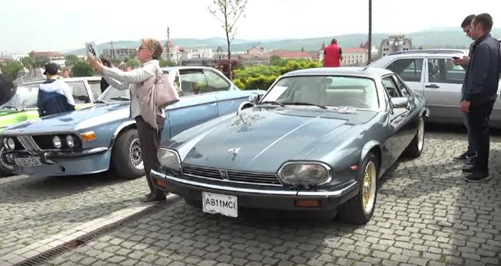 Spectacol în orașul Unirii. Cele mai tari mașini retro din România au ajuns în Alba Iulia